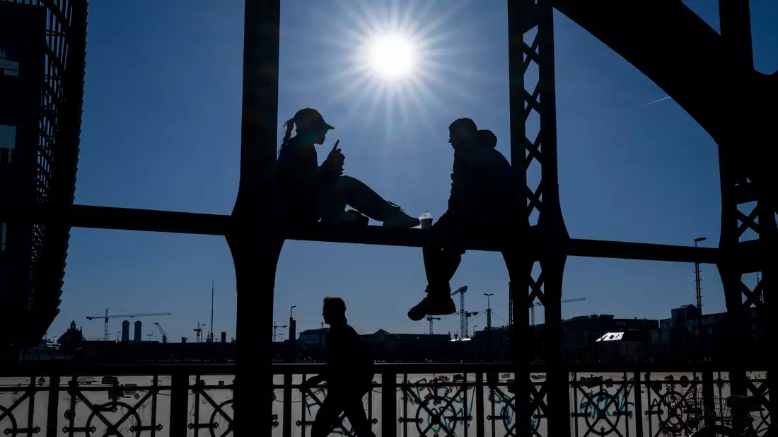 Mit der Zeitumstellung bleibt abends mehr Zeit, die Sonne zu genießen. Wie hier auf der Hackerbrücke in München. (Archivbild) - Bild: Peter Kneffel/dpa