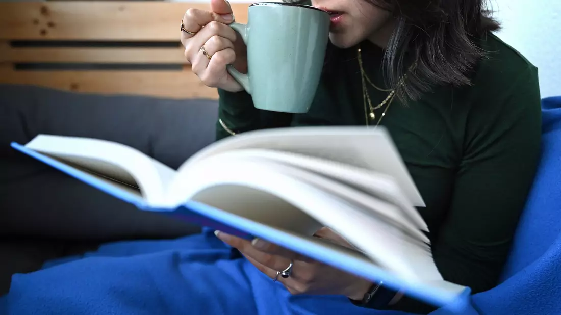 Wer es lieber ruhiger mag: Die Extrastunde kann auch einfach zum Entspannen oder Lesen genutzt werden. (Symbolbild) - Bild: Elisa Schu/dpa