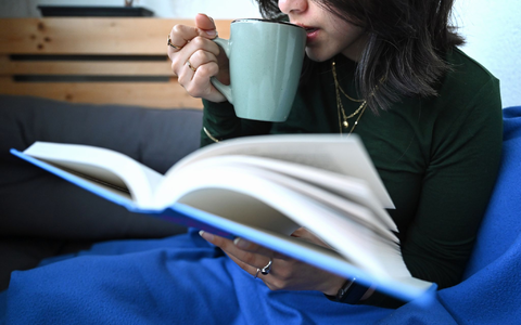 Wer es lieber ruhiger mag: Die Extrastunde kann auch einfach zum Entspannen oder Lesen genutzt werden. (Symbolbild) - Foto: Elisa Schu/dpa