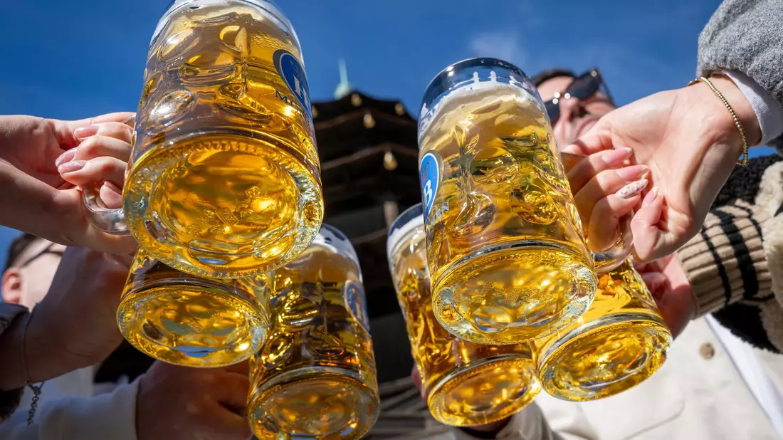 Der Frühling lockt die Menschen in Biergärten. (Archivbild) - Bild: Peter Kneffel/dpa