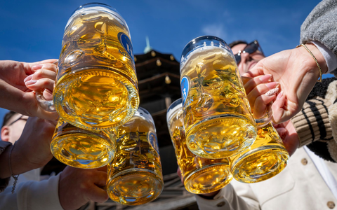 Der Frühling lockt die Menschen in Biergärten. (Archivbild) - Foto: Peter Kneffel/dpa