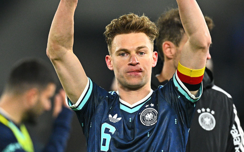 Joshua Kimmich feiert mit einer Verletzung an der Lippe den Sieg in der Schweiz.  - Foto: Tom Weller/dpa