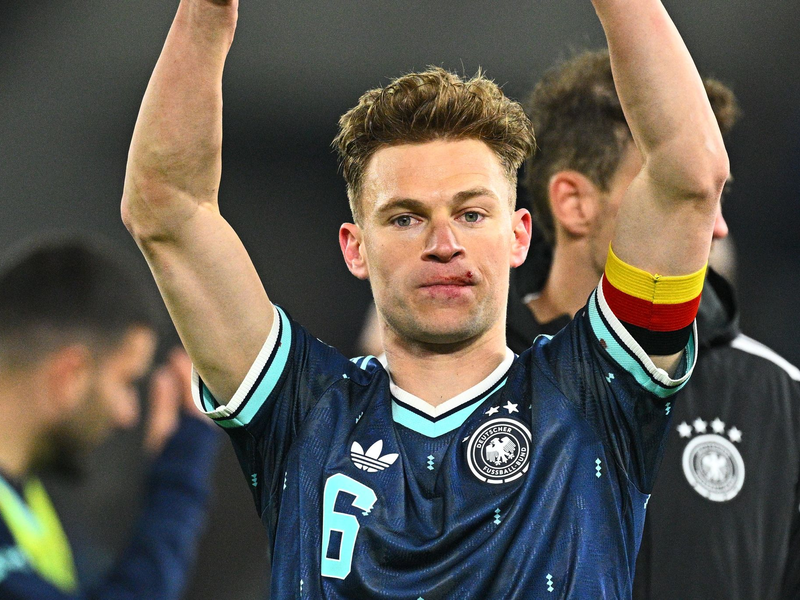 Joshua Kimmich feiert mit einer Verletzung an der Lippe den Sieg in der Schweiz.  - Foto: Tom Weller/dpa