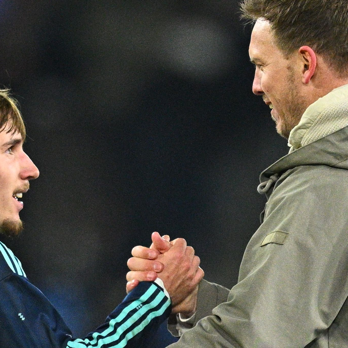 Julian Nagelsmann (r.) gratuliert DFB-Debütant Lennart Karl.  - Foto: Tom Weller/dpa