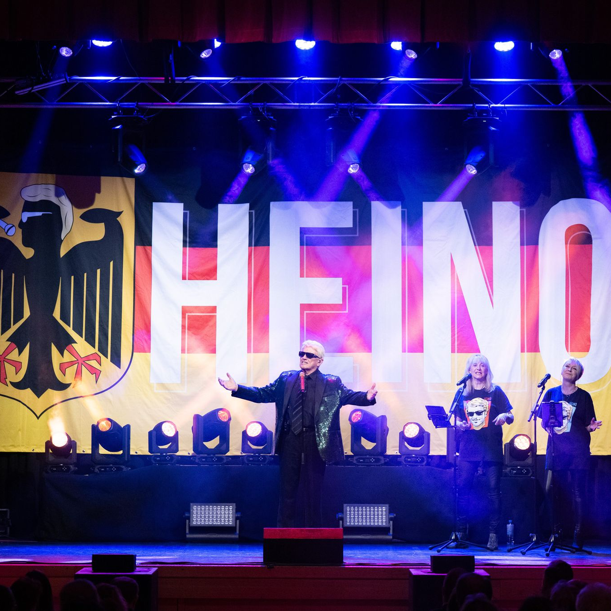 «Made in Germany»- das Motto der Tournee von Schlager- und Volksmusikstar Heino. (Archivbild) - Foto: Sebastian Kahnert/dpa