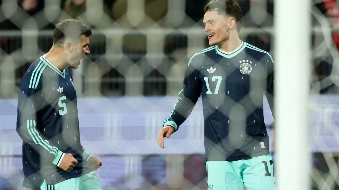 Florian Wirtz (r) jubelt nach seinem Siegtor zum 4:3 mit Pascal Groß.  - Bild: Christian Charisius/dpa