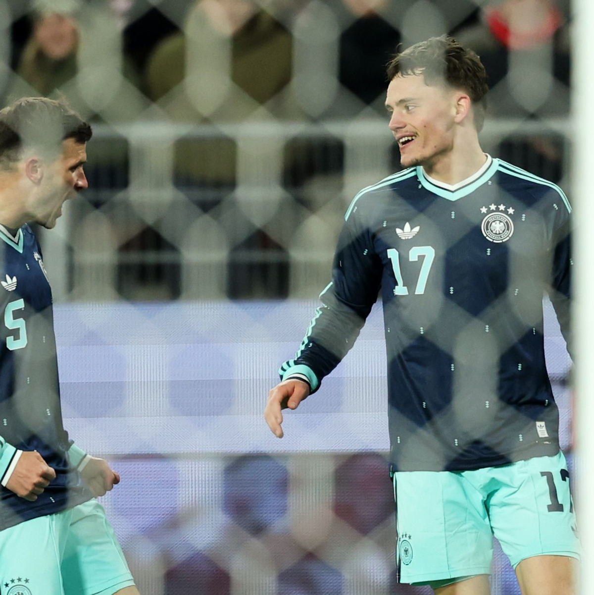Florian Wirtz (r) jubelt nach seinem Siegtor zum 4:3 mit Pascal Groß.  - Foto: Christian Charisius/dpa