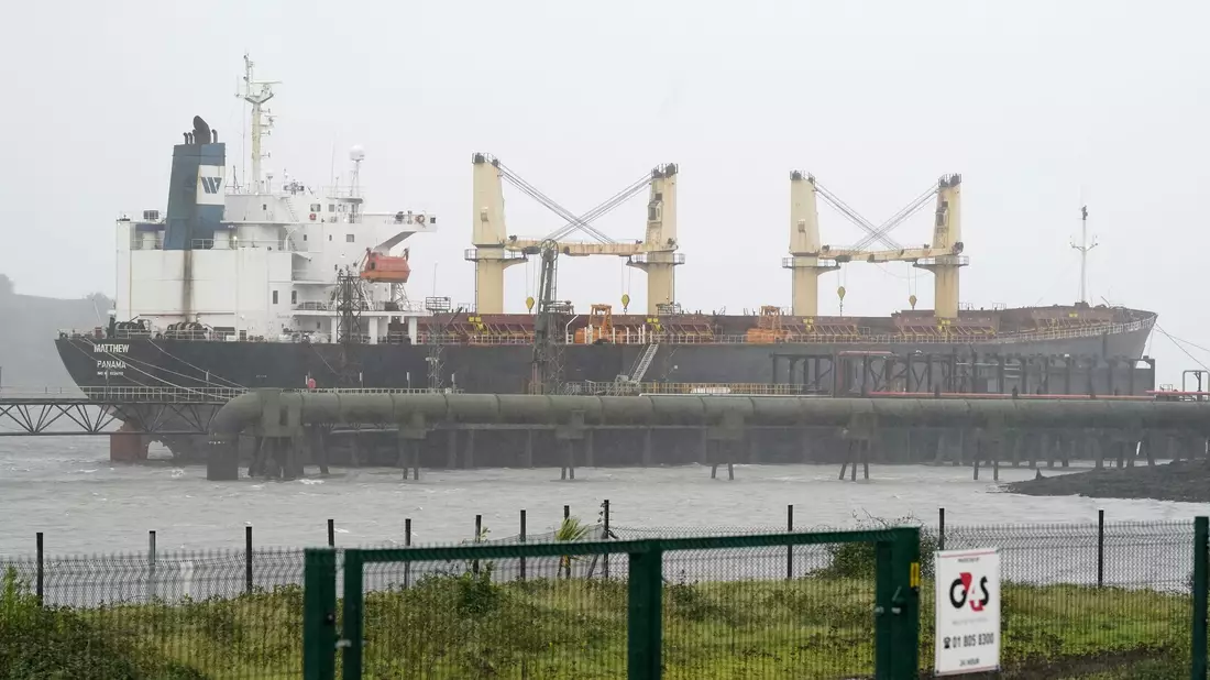 Ein 2023 beschlagnahmtes Frachtschiff am Marino Point im irischen Cork. (Archivbild) - Bild: Niall Carson/PA Wire/dpa