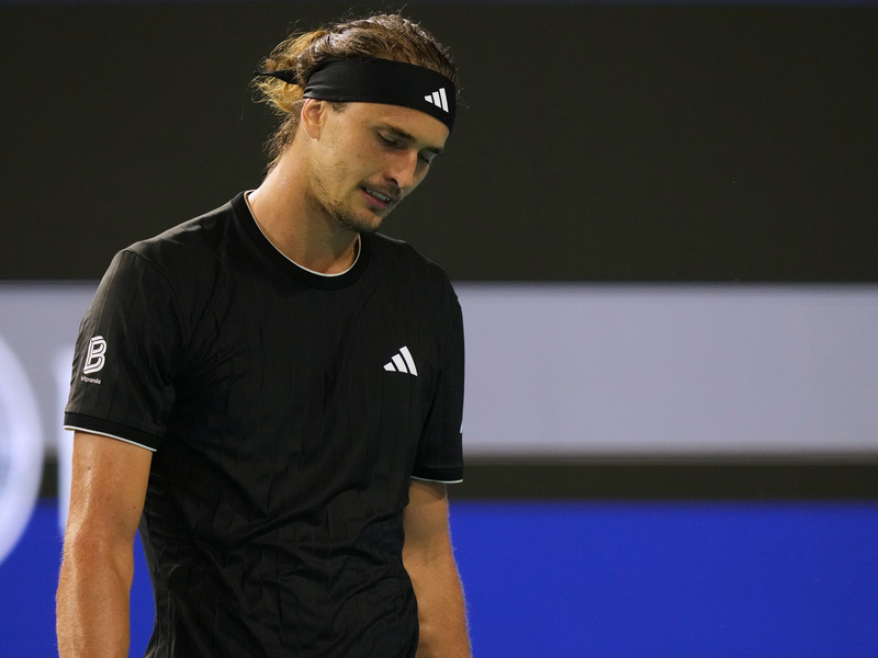 Scheiterte in Miami erneut an Jannik Sinner: Alexander Zverev hat die letzten sieben Duelle mit dem Italiener verloren. - Foto: Marta Lavandier/AP/dpa
