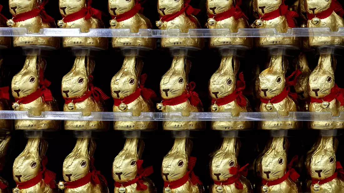 Die Osterhasen von Lindt sind seit einigen Wochen in den Supermärkten zu finden. - Bild: Karl-Josef Hildenbrand/dpa