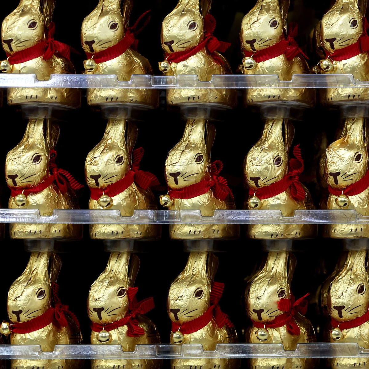 Die Osterhasen von Lindt sind seit einigen Wochen in den Supermärkten zu finden. - Foto: Karl-Josef Hildenbrand/dpa