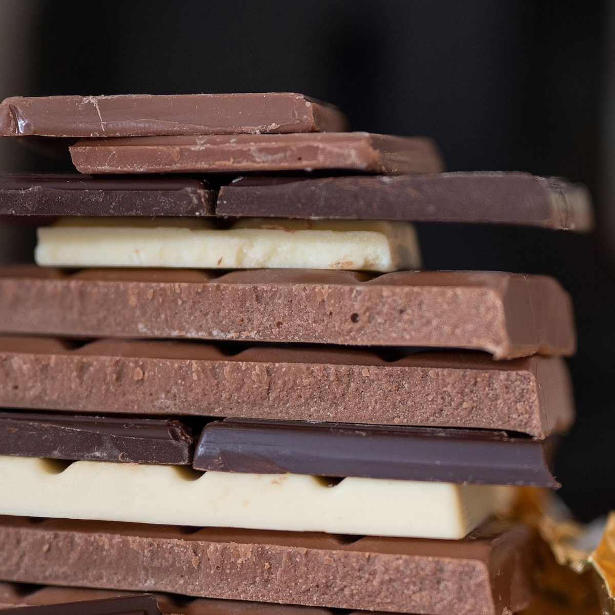 Die Menschen in Deutschland essen laut YouGov am liebsten Vollmilchschokolade. Jeder Zweite gibt die Sorte an. - Foto: Monika Skolimowska/dpa-Zentralbild/dpa