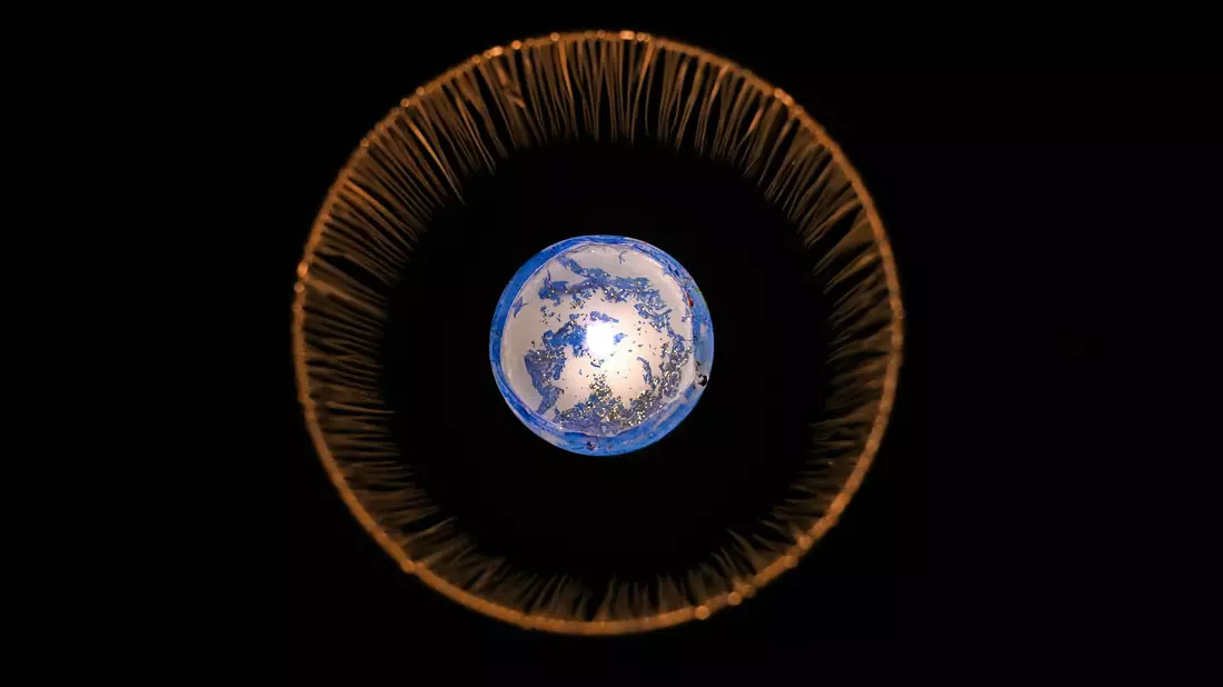 Kerzenlicht für den Planeten: Weltweit wird es bei der «Earth Hour» nach und nach dunkel. - Bild: Elisa Schu/dpa