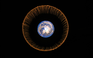 Kerzenlicht für den Planeten: Weltweit wird es bei der «Earth Hour» nach und nach dunkel. - Foto: Elisa Schu/dpa