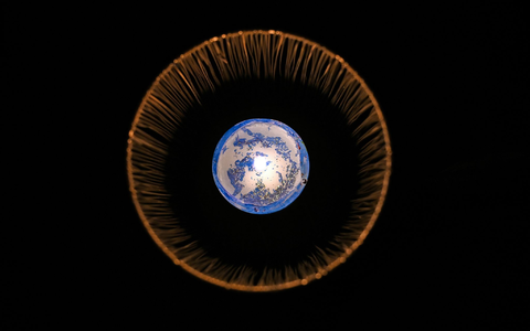 Kerzenlicht für den Planeten: Weltweit wird es bei der «Earth Hour» nach und nach dunkel. - Foto: Elisa Schu/dpa