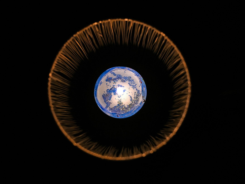 Kerzenlicht für den Planeten: Weltweit wird es bei der «Earth Hour» nach und nach dunkel. - Foto: Elisa Schu/dpa