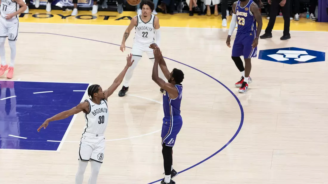 Erster Vater-Sohn-Assist der NBA-Geschichte: LeBron James sieht den Dreier von Bronny James aus nächster Nähe. - Bild: Ringo Chiu/ZUMA Press Wire/dpa