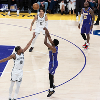 Erster Vater-Sohn-Assist der NBA-Geschichte: LeBron James sieht den Dreier von Bronny James aus nächster Nähe. - Foto: Ringo Chiu/ZUMA Press Wire/dpa