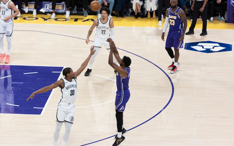 Erster Vater-Sohn-Assist der NBA-Geschichte: LeBron James sieht den Dreier von Bronny James aus nächster Nähe. - Foto: Ringo Chiu/ZUMA Press Wire/dpa