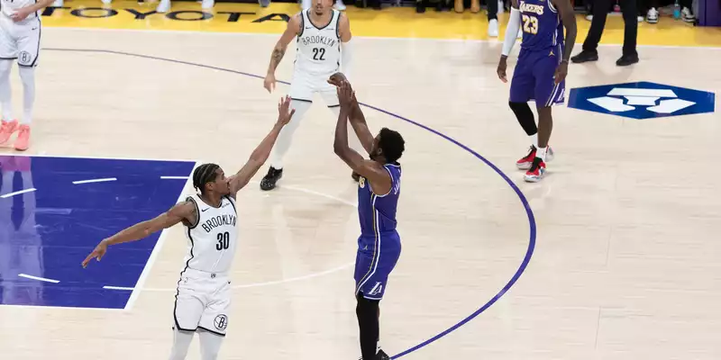Erster Vater-Sohn-Assist der NBA-Geschichte: LeBron James sieht den Dreier von Bronny James aus nächster Nähe. - Foto: Ringo Chiu/ZUMA Press Wire/dpa