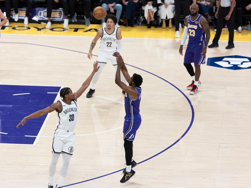 Erster Vater-Sohn-Assist der NBA-Geschichte: LeBron James sieht den Dreier von Bronny James aus nächster Nähe. - Foto: Ringo Chiu/ZUMA Press Wire/dpa