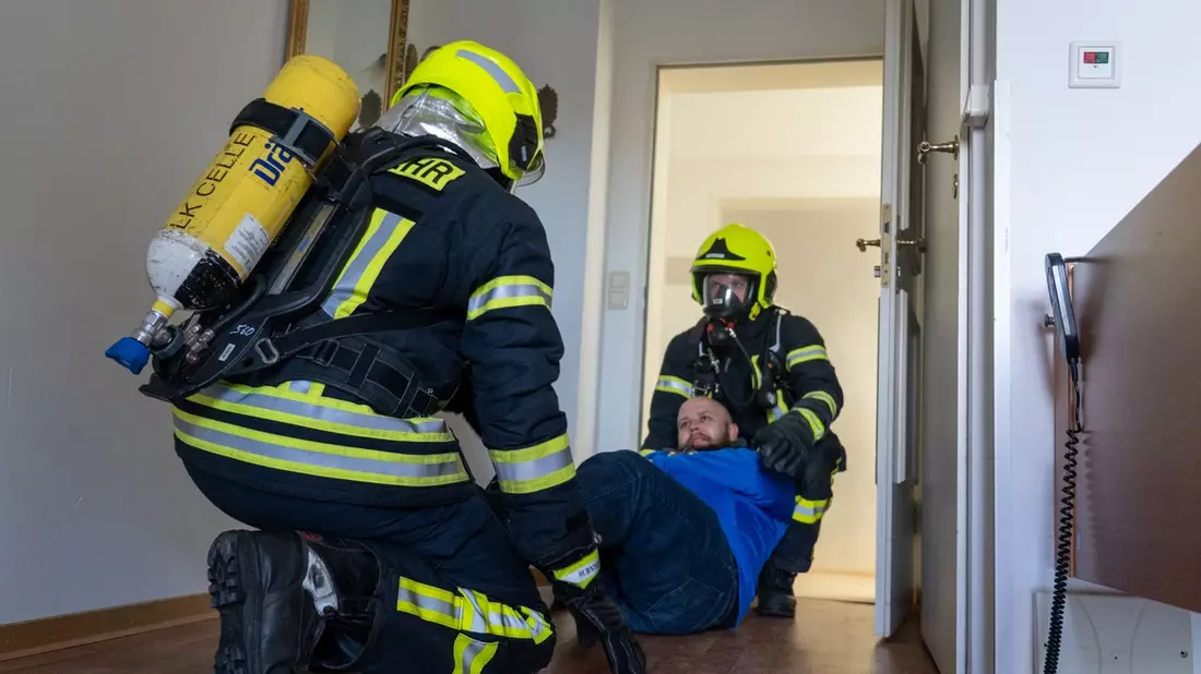 FW Flotwedel: Realistische Einsatzübung im Seniorenhof Voss: Löschzug Wienhausen probt den Ernstfall - Bild: presseportal.de