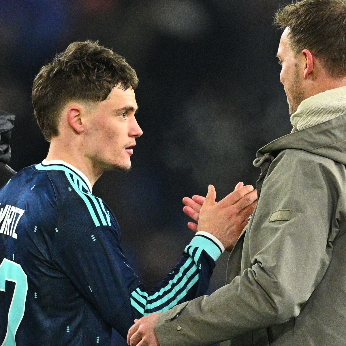 Julian Nagelsmann bedankt sich nach dem Sieg bei Matchwinner Florian Wirtz - Foto: Tom Weller/dpa