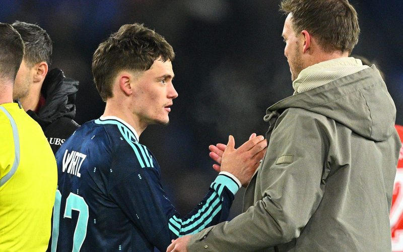 Julian Nagelsmann bedankt sich nach dem Sieg bei Matchwinner Florian Wirtz - Foto: Tom Weller/dpa