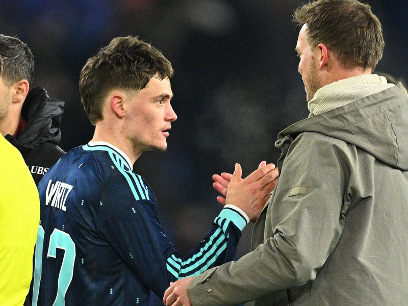 Julian Nagelsmann bedankt sich nach dem Sieg bei Matchwinner Florian Wirtz - Foto: Tom Weller/dpa