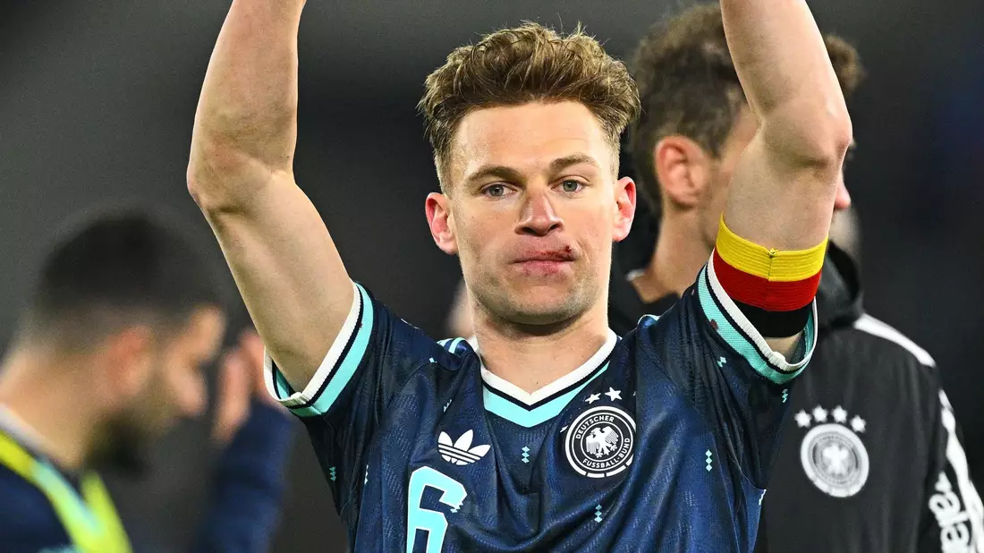 Joshua Kimmich feiert mit einer Verletzung an der Lippe den Sieg in der Schweiz.  - Bild: Tom Weller/dpa