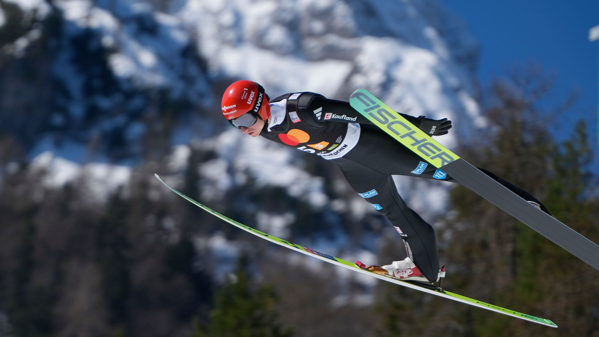 Karl Geiger konnte nur im ersten Durchgang des Teamwettbewerbs überzeugen. - Foto: Darko Bandic/AP/dpa