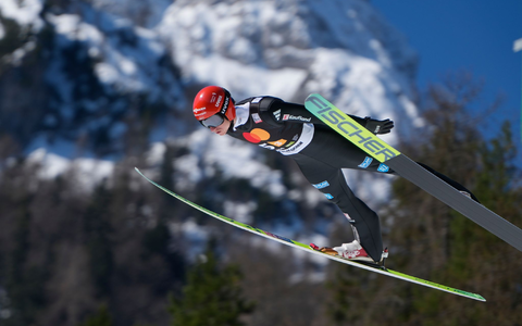 Karl Geiger konnte nur im ersten Durchgang des Teamwettbewerbs überzeugen. - Foto: Darko Bandic/AP/dpa