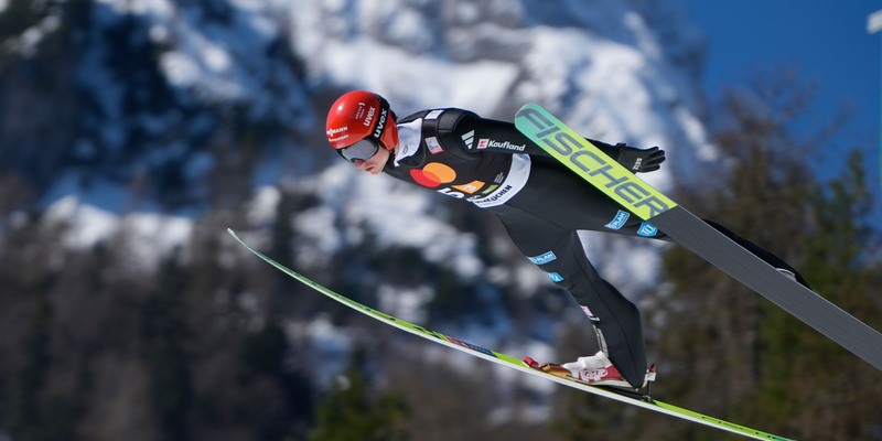 Karl Geiger konnte nur im ersten Durchgang des Teamwettbewerbs überzeugen. - Foto: Darko Bandic/AP/dpa