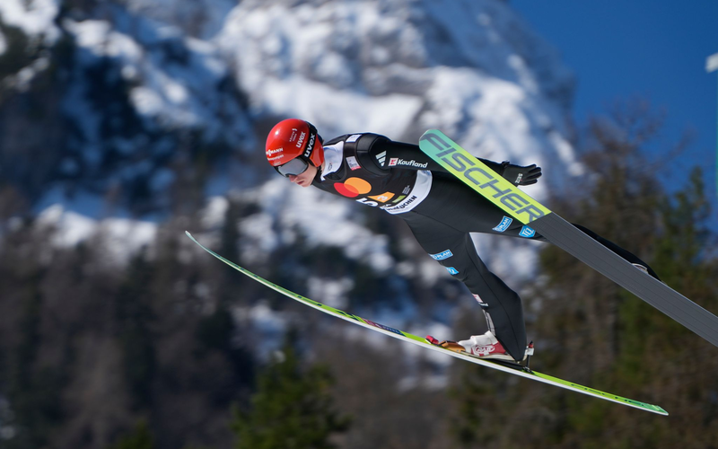Karl Geiger konnte nur im ersten Durchgang des Teamwettbewerbs überzeugen. - Foto: Darko Bandic/AP/dpa