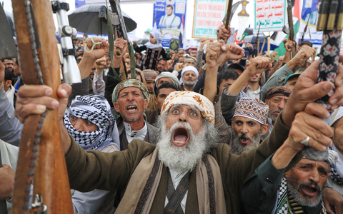 Die Huthi-Anhänger reklamieren einen Raketenangriff auf Israel für sich. - Foto: Osamah Abdulrahman/AP/dpa