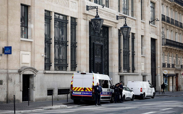 Nach einem Anschlagsversuch auf eine US-Bank in Paris ermittelt die Anti-Terrorstaatsanwaltschaft. - Foto: Sebastien Dupuy/AFP/dpa
