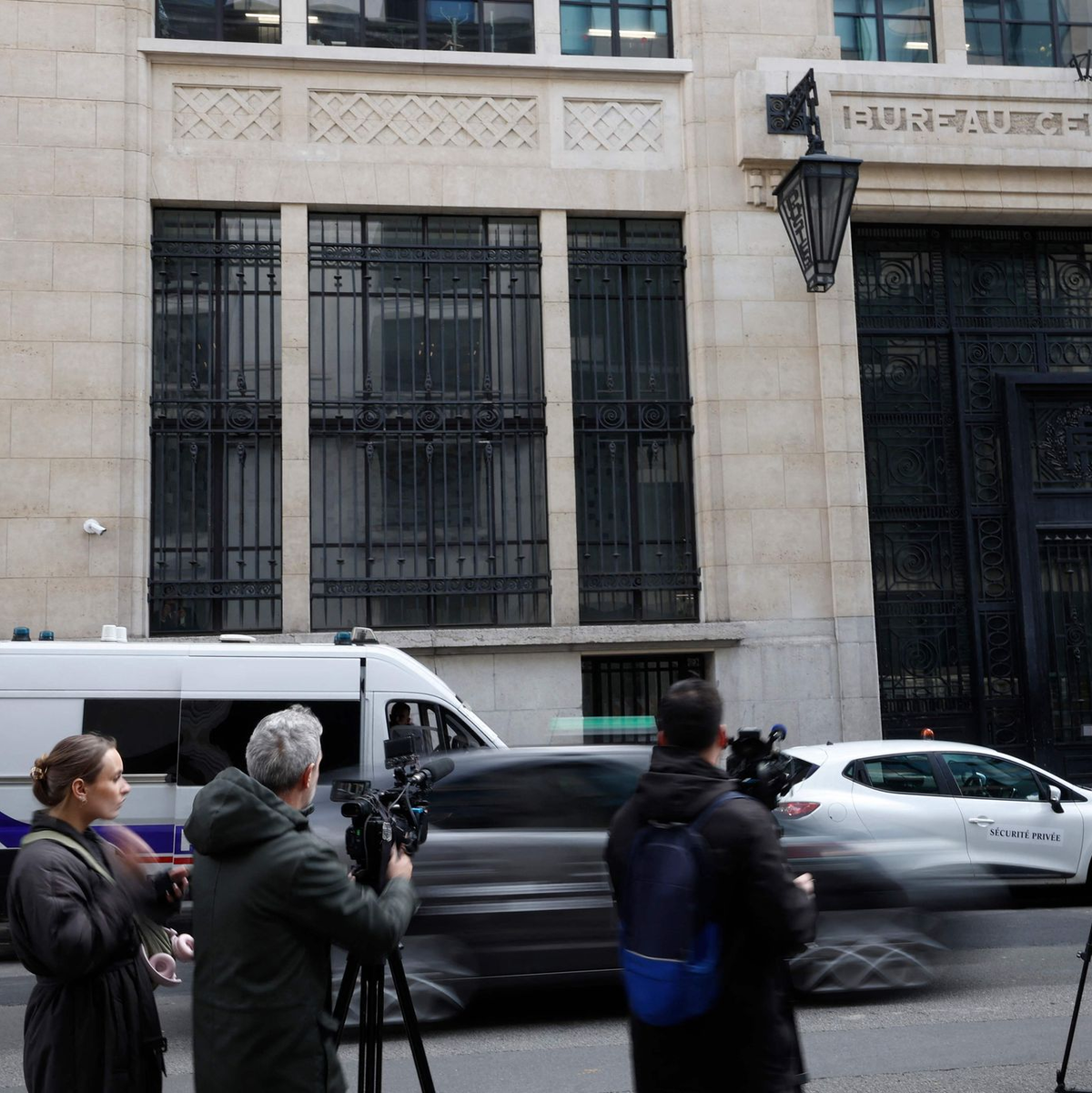 Bei einem Anschlagsversuch auf eine US-Bank in Paris ist ein Verdächtiger auf frischer Tat festgenommen worden. - Foto: Sebastien Dupuy/AFP/dpa