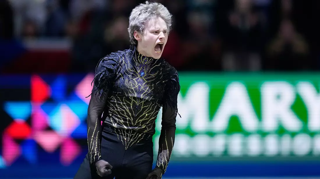 Eiskunstlauf-Superstar Ilia Malinin schrie seine Freude nach einer tollen Kür heraus. - Bild: Petr David Josek/AP/dpa