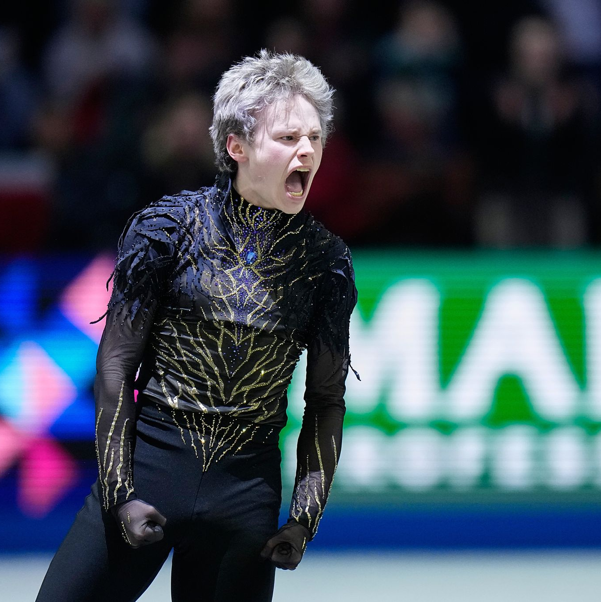 Eiskunstlauf-Superstar Ilia Malinin schrie seine Freude nach einer tollen Kür heraus. - Foto: Petr David Josek/AP/dpa