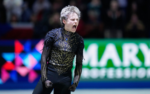 Eiskunstlauf-Superstar Ilia Malinin schrie seine Freude nach einer tollen Kür heraus. - Foto: Petr David Josek/AP/dpa