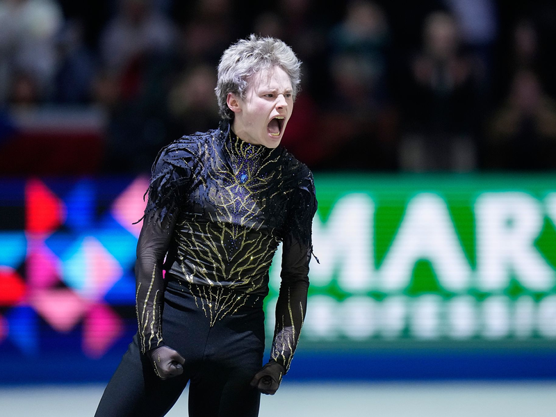 Eiskunstlauf-Superstar Ilia Malinin schrie seine Freude nach einer tollen Kür heraus. - Foto: Petr David Josek/AP/dpa