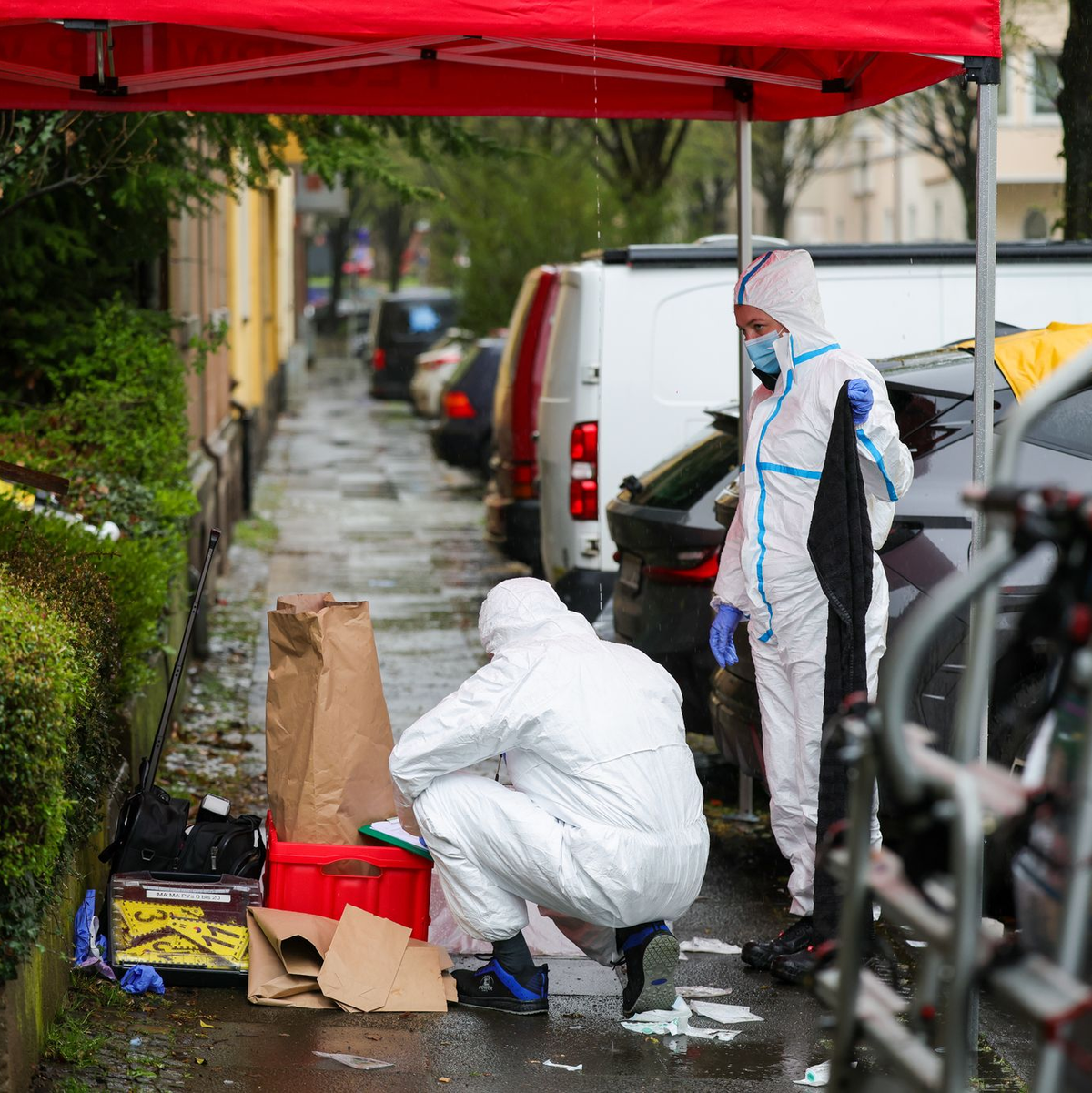 Ermittler sammeln Spuren am Tatort in Witten. - Foto: Christoph Reichwein/dpa