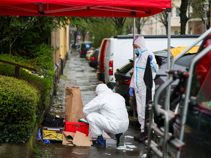 Ermittler sammeln Spuren am Tatort in Witten. - Foto: Christoph Reichwein/dpa
