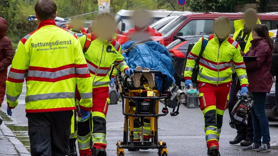 Bei der Messerattacke werden eine Frau und ihre beiden Kinder verletzt. Der 13-jährige Sohn stirbt. - Bild: Justin Brosch/dpa