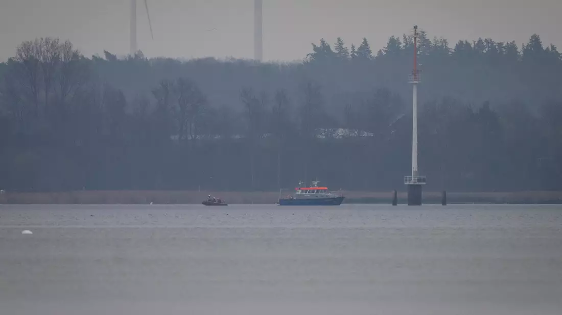 Umweltschützer und Einsatzkräfte der Wasserschutzpolizei waren am Samstag mit Booten auf der Ostsee unterwegs.  - Bild: Philip Dulian/dpa