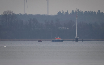 UmweltschĂŒtzer und EinsatzkrĂ€fte der Wasserschutzpolizei waren am Samstag mit Booten auf der Ostsee unterwegs. - Foto: Philip Dulian/dpa