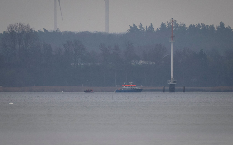 Umweltschützer und Einsatzkräfte der Wasserschutzpolizei waren am Samstag mit Booten auf der Ostsee unterwegs.  - Foto: Philip Dulian/dpa