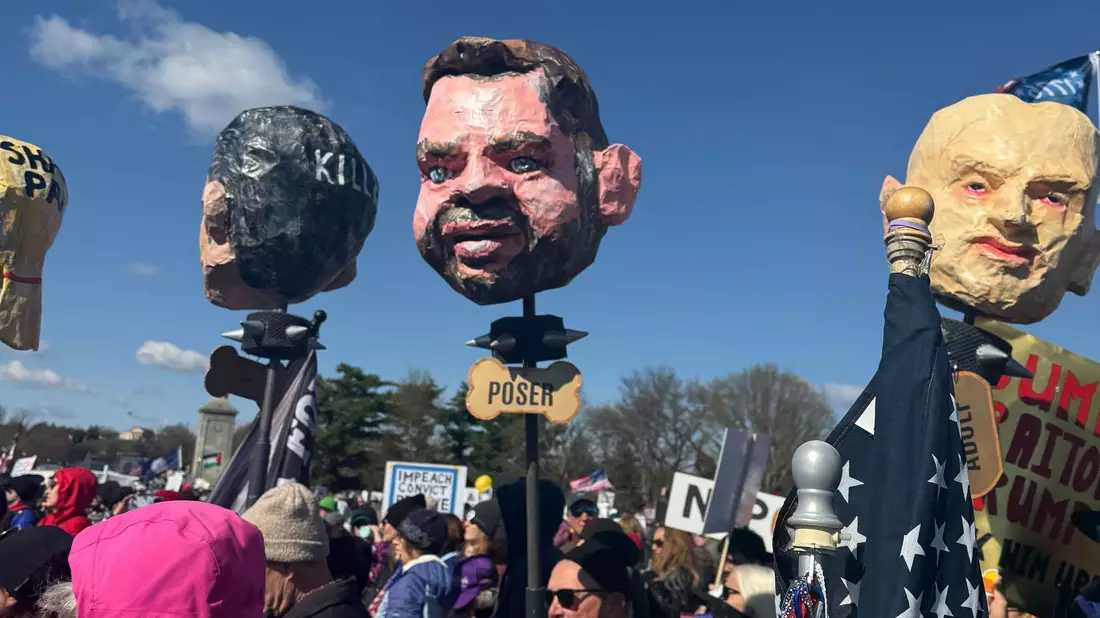 In Washington tragen Demonstrierende Pappköpfe, die unter anderem den US-Vizepräsidenten J.D. Vance (M) darstellen sollen. - Bild: Anna Ringle/dpa