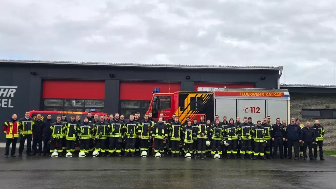 Feuerwehr Kalkar: Starke Zusammenarbeit: Grundausbildung der Freiwilligen Feuerwehr Stadt Kalkar und Gemeinde Bedburg-Hau erfolgreich beendet - Bild: presseportal.de