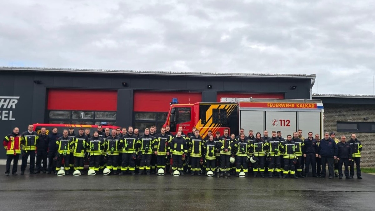 Feuerwehr Kalkar: Starke Zusammenarbeit: Grundausbildung der Freiwilligen Feuerwehr Stadt Kalkar und Gemeinde Bedburg-Hau erfolgreich beendet - Foto: presseportal.de